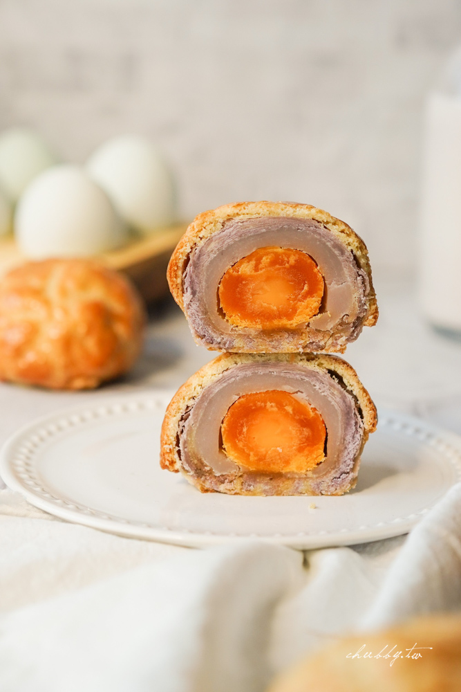柏菲波蘿天母店限定巨無霸波蘿蛋黃酥，不到中秋就搶翻天的美味！鹹香蛋黃酥脆外皮，好吃到欲罷不能！