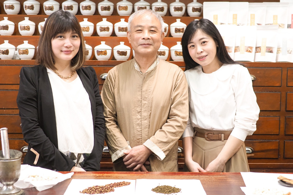 原來中藥行有賣熱紅酒香料包、私藏滷包、四神湯…這些東西?一起探訪婆婆媽媽的廚房寶庫!Feat.窩廚房 原來中藥行有賣熱紅酒香料包、私藏滷包、四神湯…這些東西?一起探訪婆婆媽媽的廚房寶庫!Feat.窩廚房
