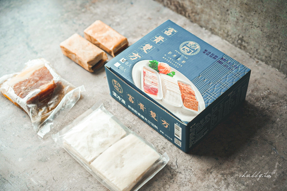彭園富貴雙方藍底瓦楞紙盒，設計還不錯但是紙盒質感偏粗硬，送禮還ok，感覺就是吃品牌的啦！