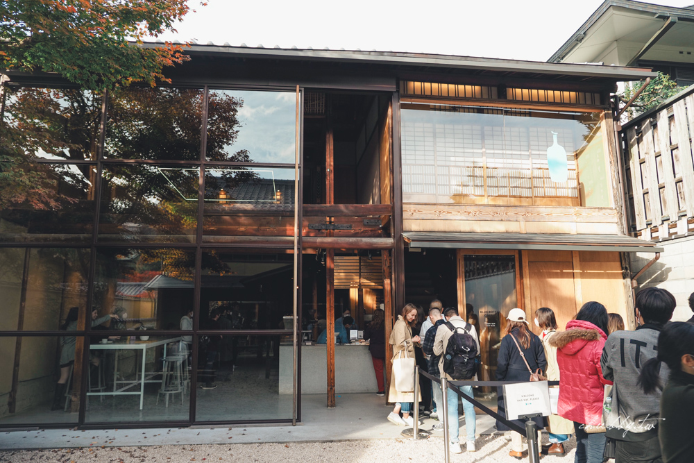 日本最大的藍瓶咖啡：BLUE BOTTLE京都一號店，京都南禪寺百年町家建築，必點限定抹茶起士蛋糕！菜單價格