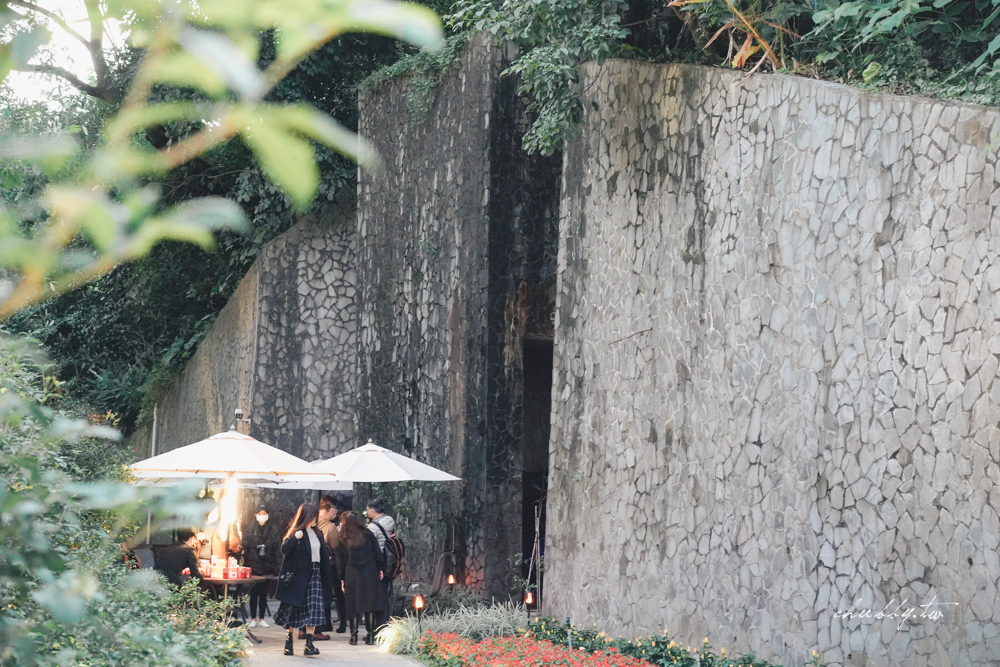 祕境花園一路盡頭，映入眼簾的是一座小花園，圓山大飯店特地規畫成一個小秘境花園，探訪秘道後的貴賓可以在此暖手飲茶。