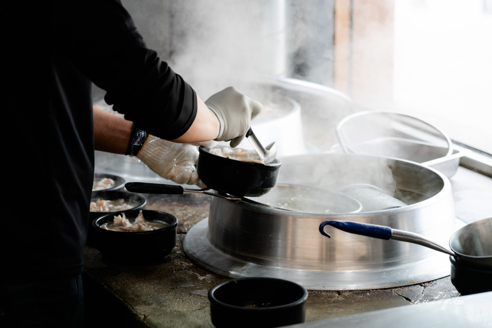 釜山美食推薦:極東豬肉湯飯(극동돼지국밥),傳承三代老牌名店,順遊膠囊列車最完美的豬肉湯飯! 釜山美食推薦:極東豬肉湯飯(극동돼지국밥),傳承三代老牌名店,順遊膠囊列車最完美的豬肉湯飯!
