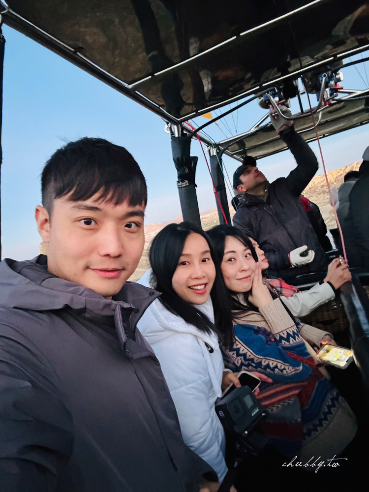 飛行員會先教我們練習下降的姿勢