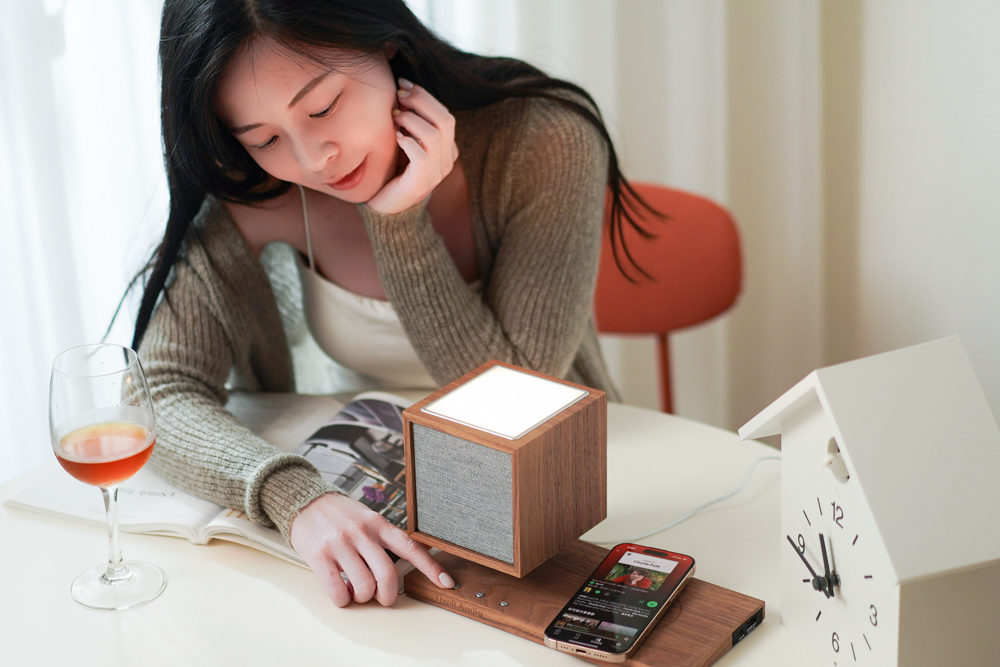 【聲色交融，夜光輕吟】Tivoli Audio Revive 開箱：床頭的詩意音場