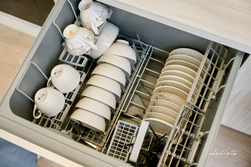 DishDrawer™ 抽屜式洗碗機打開狀態，可見碗盤放置區分層明確