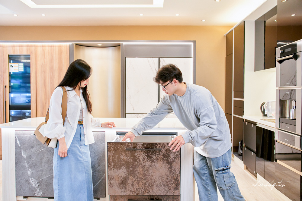 FISHER & PAYKEL展示間人員介紹抽屜式洗碗機，模擬使用情境。