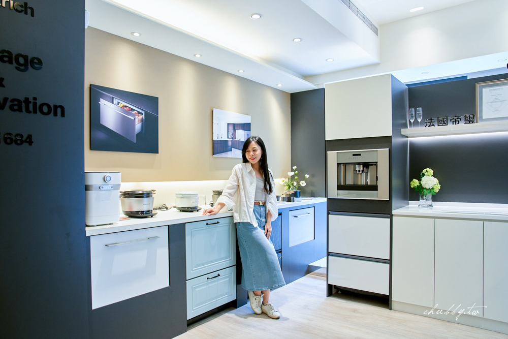 示區內部場景，可見冰箱與洗碗機同時搭配展示，展現整體廚房美感