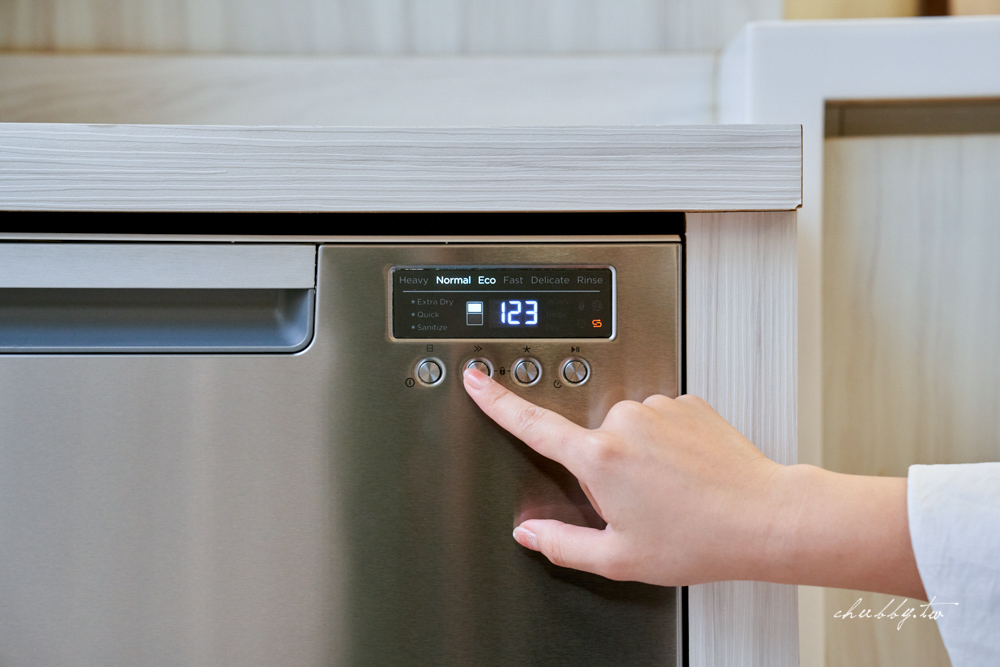 DishDrawer™ 洗碗機使用者介面觸控面板特寫，簡潔易操作