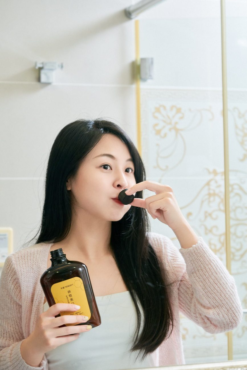日常清潔牙齒搭配蜂膠漱口水