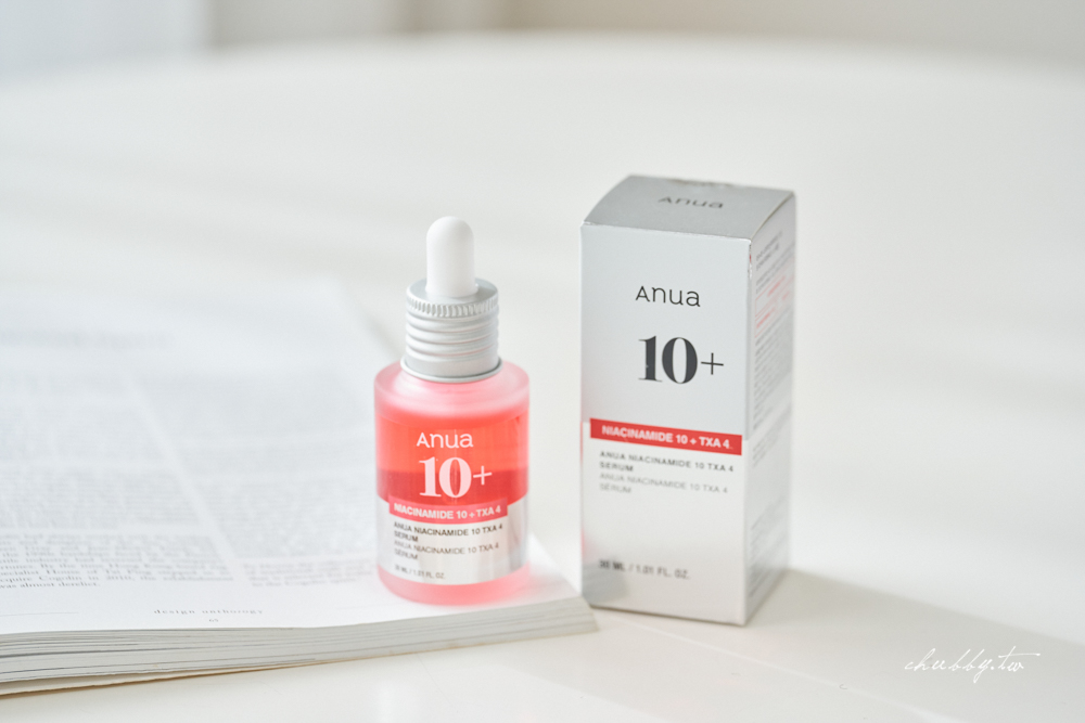 Anua 菸鹼醯胺10%傳明酸4%精華液瓶身特寫，針對暗沉與痘印