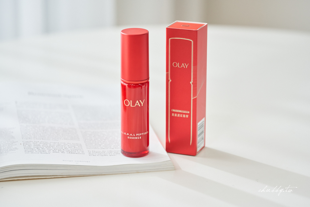 OLAY 歐蕾胜肽超紅瓶緊緻精華瓶身特寫，開架抗老精華推薦。