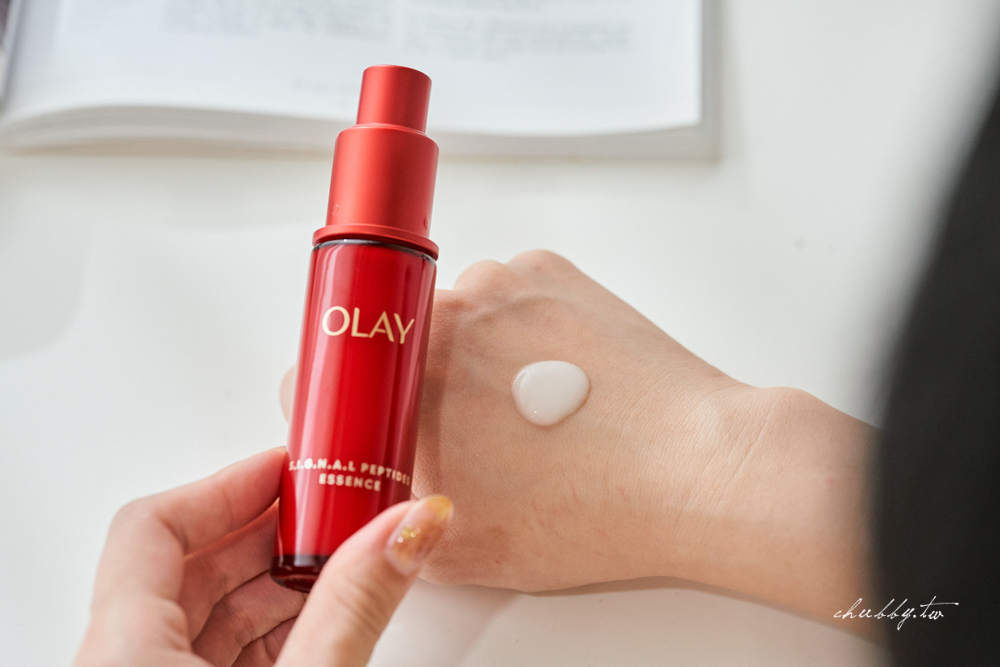 OLAY 胜肽超紅瓶輕盈乳液質地展示，好推勻且帶有淡淡香味。