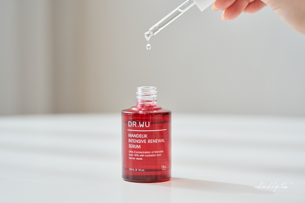 Dr.Wu 杏仁酸精華滴管質地展示，透明油狀煥膚配方。