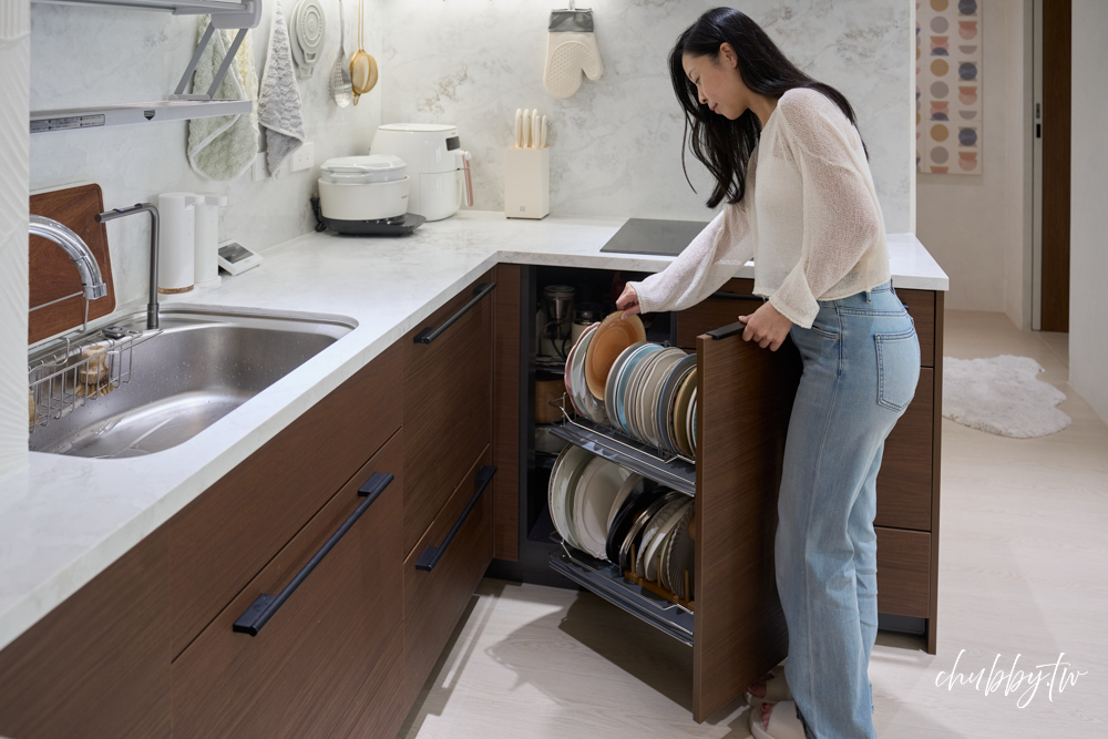 kitchen-corner-storage-monster-design